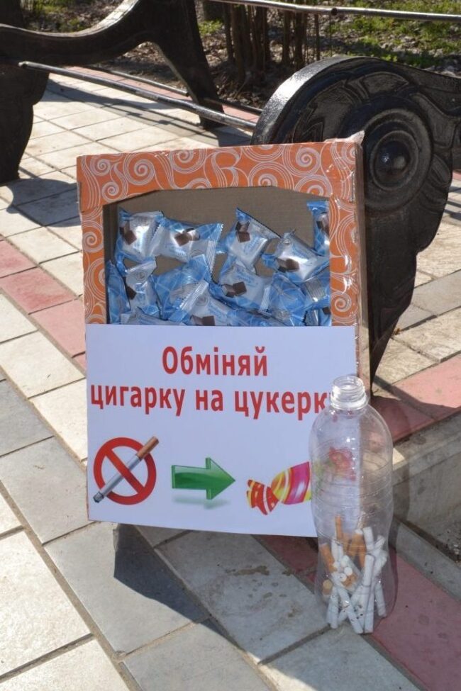 sigareta_confeta_20 Студенти хіміко-біологічного факультету пропонували мелітопольцям обміняти цигарку на цукерку